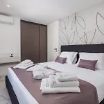 Stunning In Apartment *