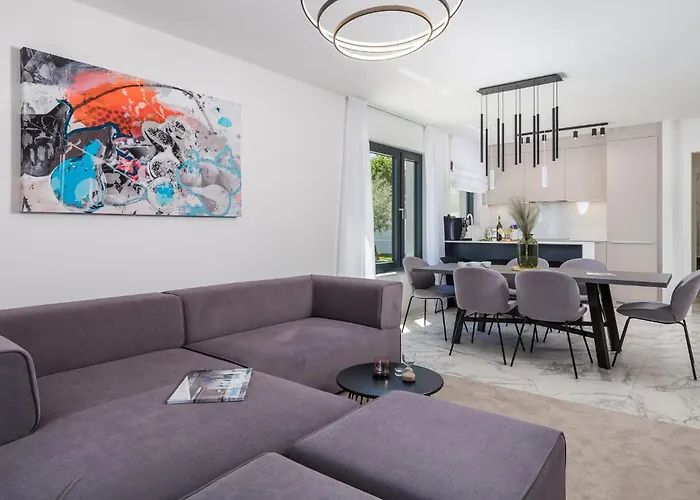 3 Bedroom Cozy In 아파트 말린스카