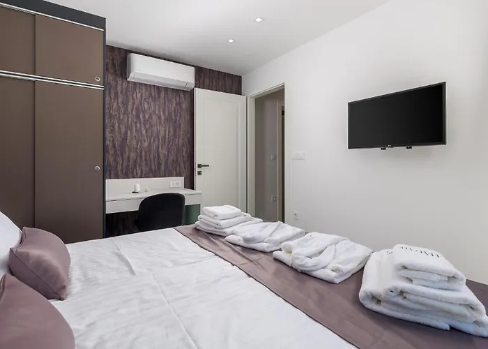 3 Bedroom Cozy In 아파트 말린스카