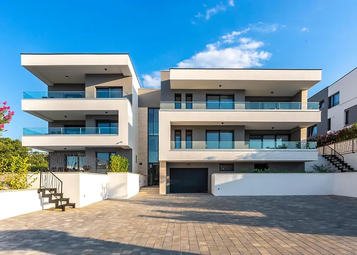 3 Bedroom Cozy In 아파트 말린스카