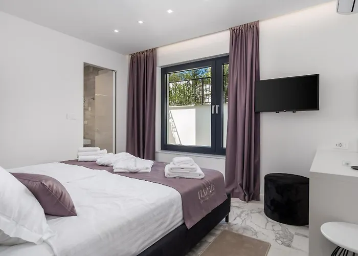 3 Bedroom Cozy In *
